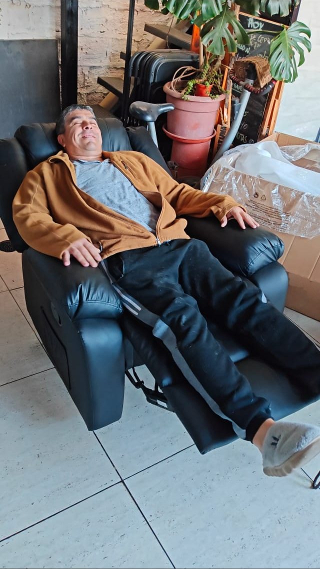 Cliente descansando en su sillón reclinable NUBO