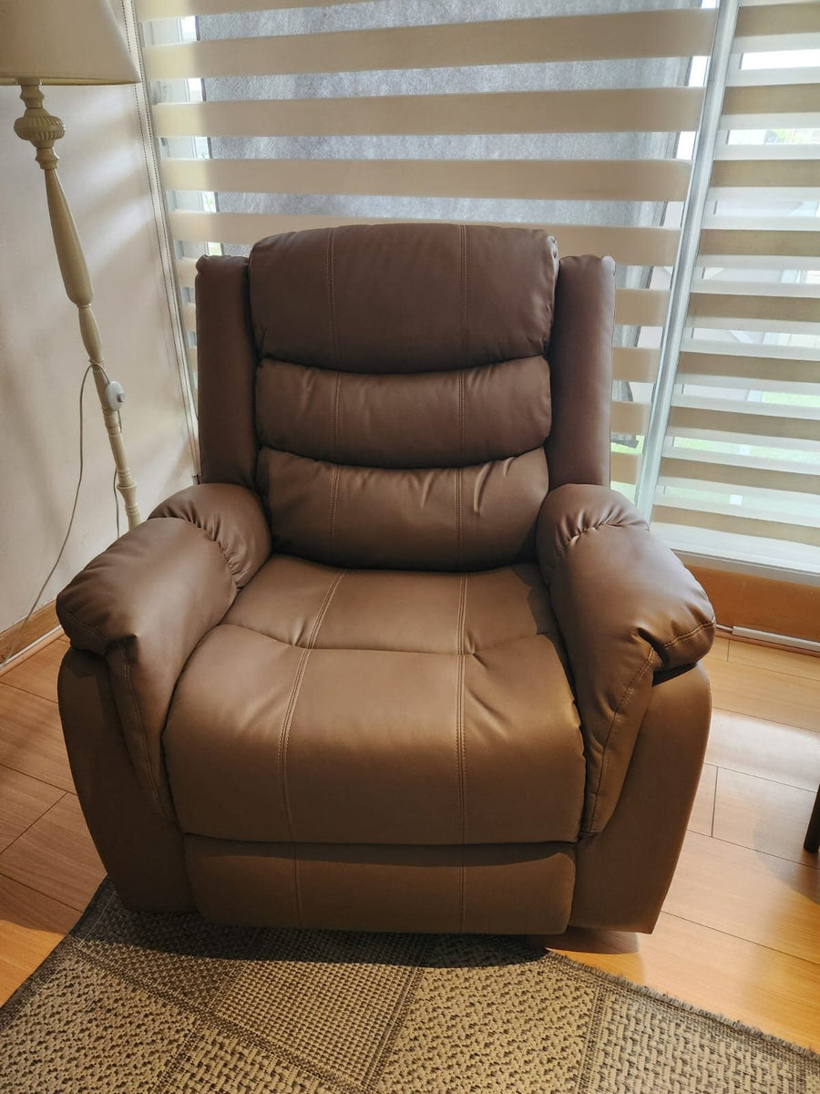 Sillón reclinable café en el living de un cliente