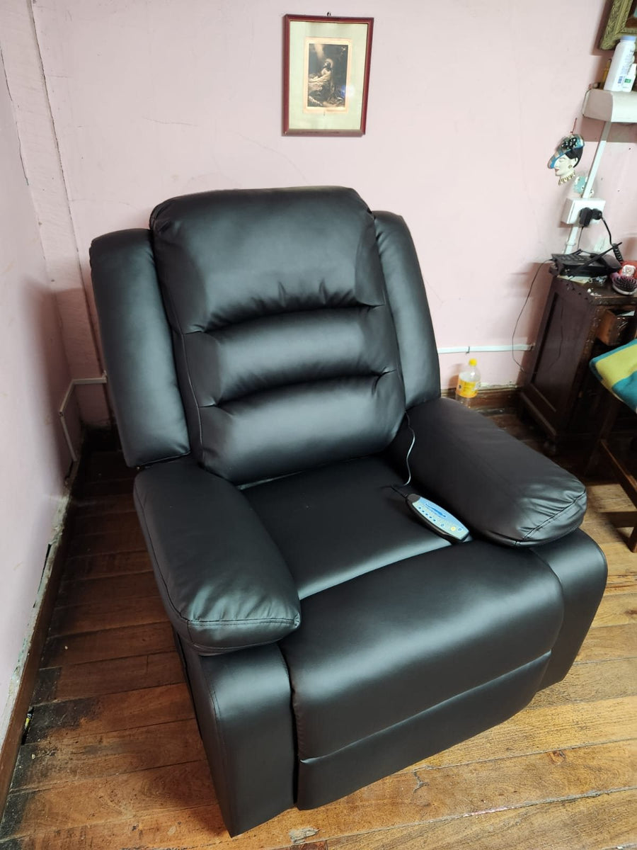 Sillón negro con masajeador en la casa de una clienta
