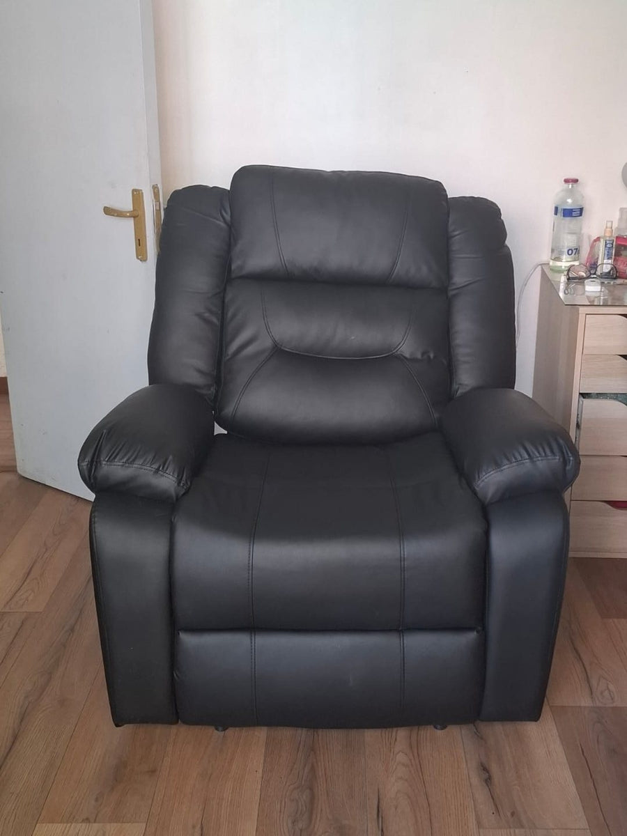 Sillón reclinable negro en el dormitorio de un cliente